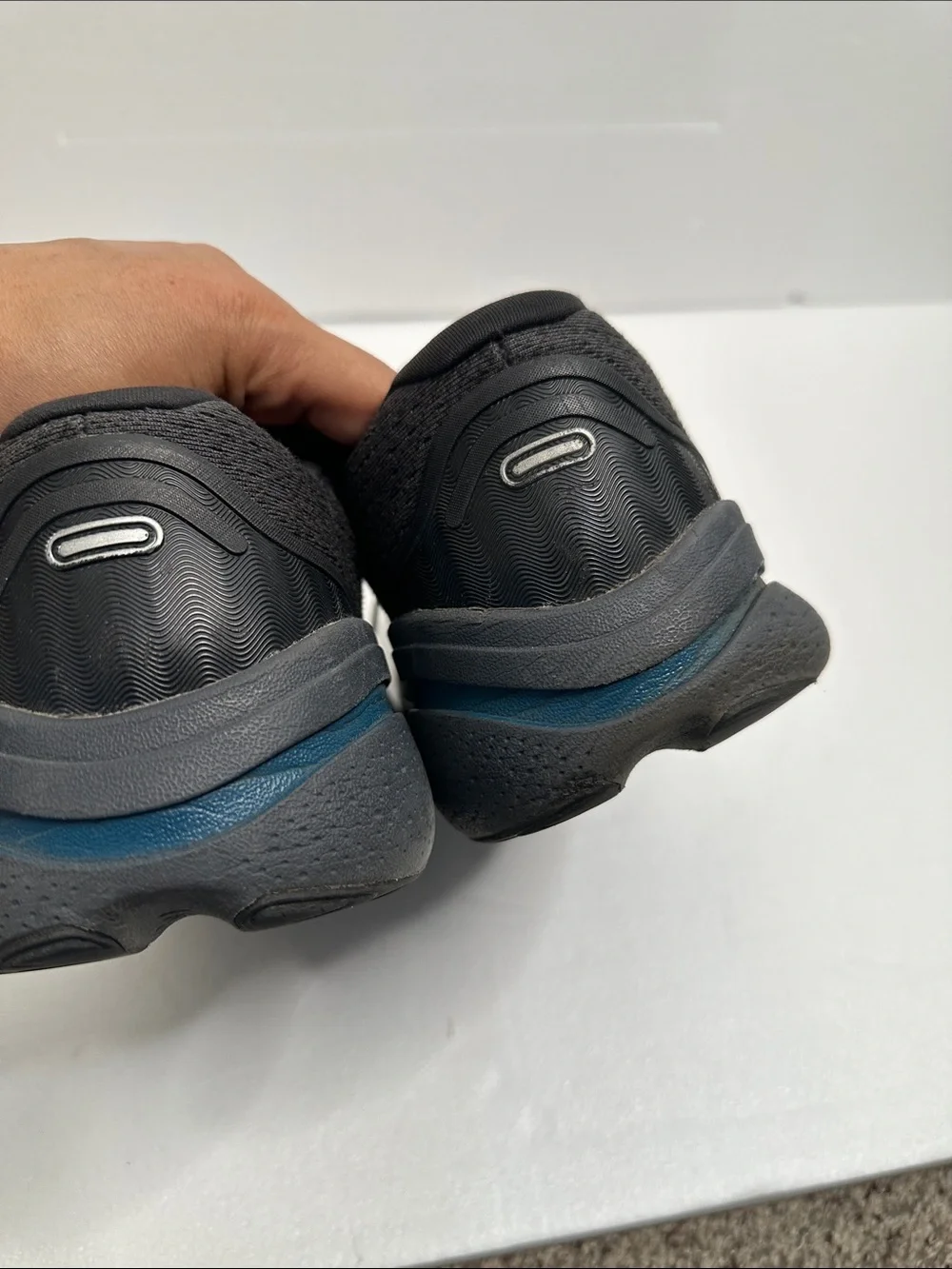 Brooks Men’s Ghost MAX2 Running Shoes - Black with Teal Accent size 11.5